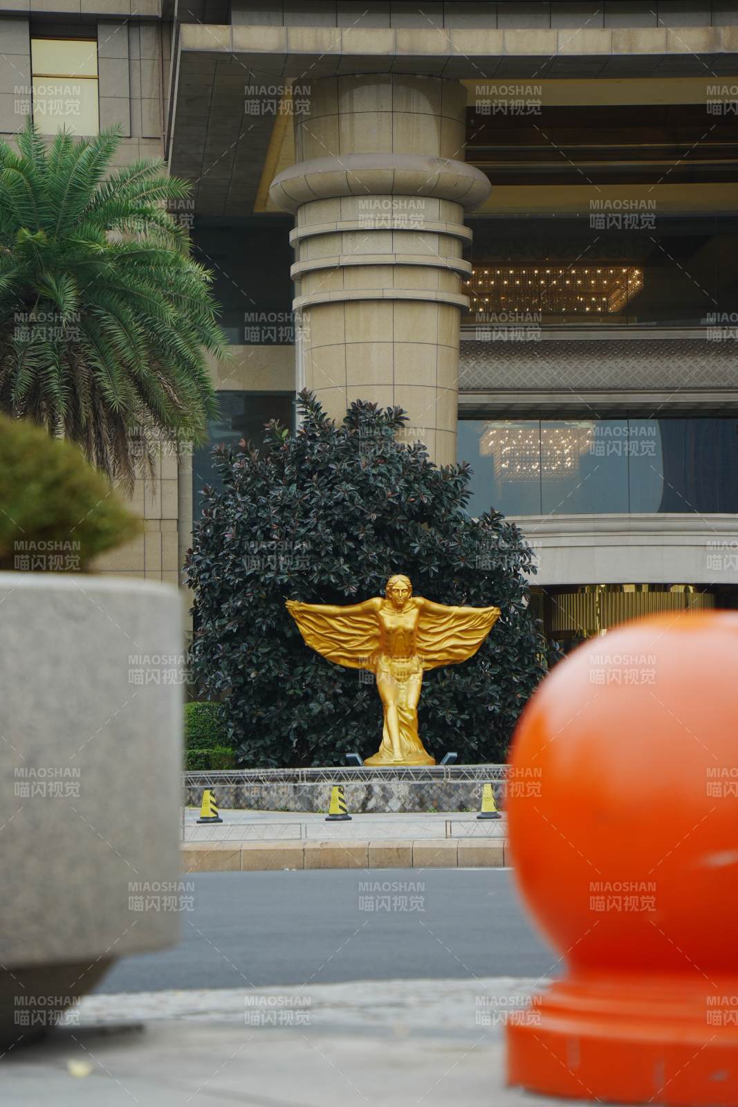 路边的金色天使雕像