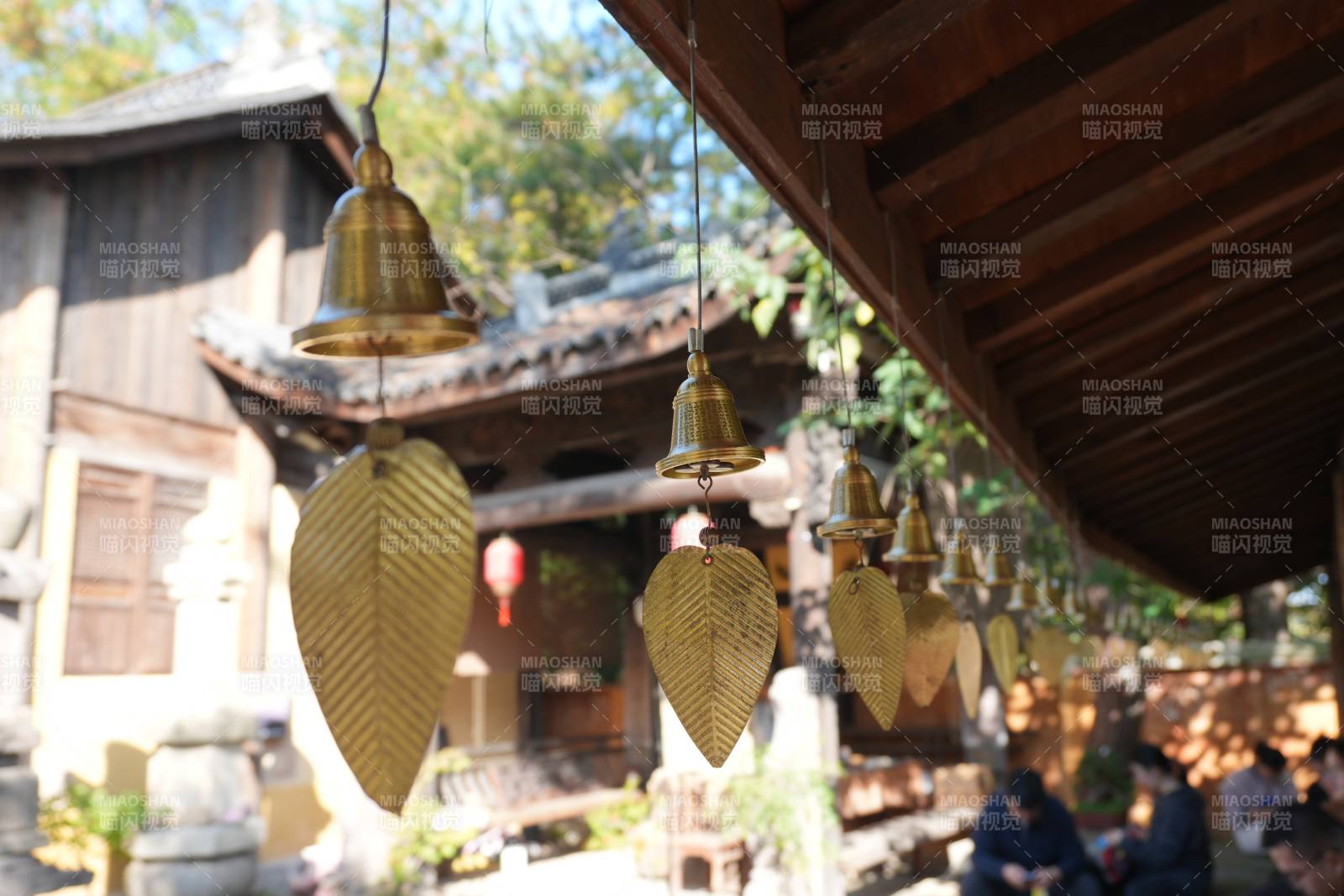 古寺风铃叶影摇