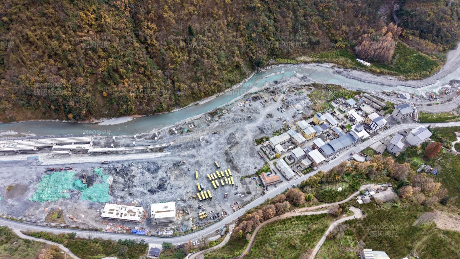 山谷中的工业区航拍（川西）