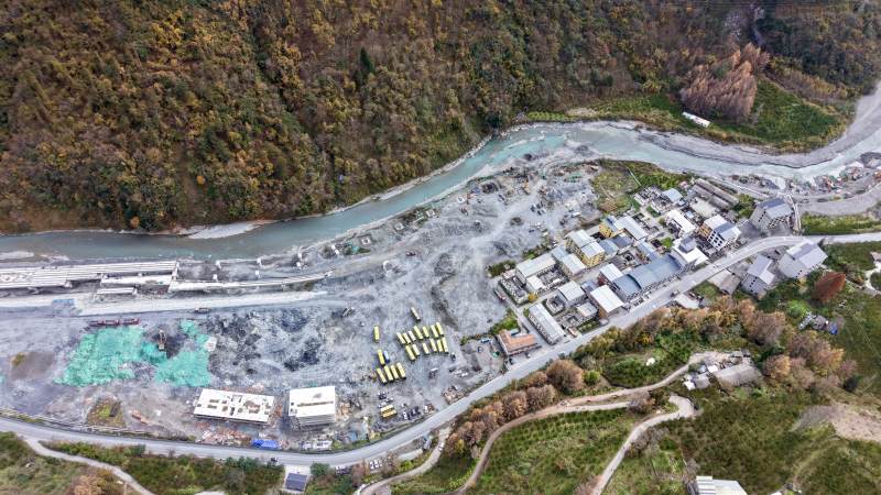 山谷中的工业区航拍（川西）