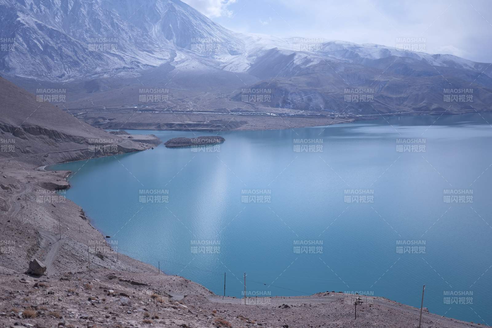 雪山映湖 静谧如画（新疆白沙湖）