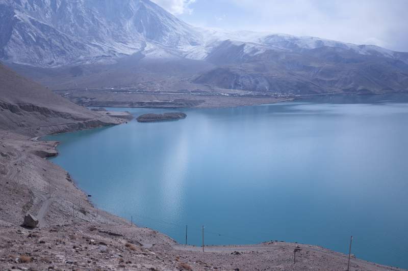 雪山映湖 静谧如画（新疆白沙湖）