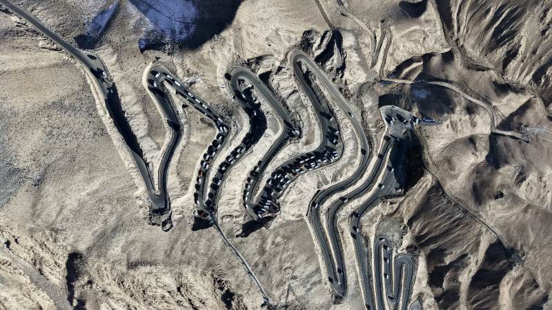 蜿蜒山路穿越沙漠（新疆盘龙公路）