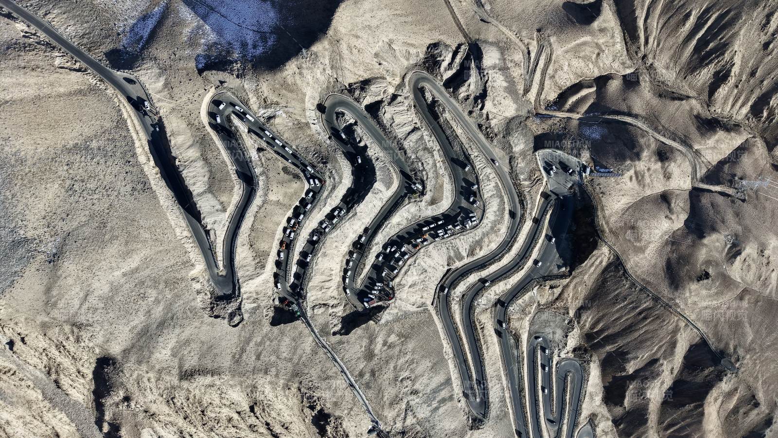 蜿蜒山路穿越沙漠（新疆盘龙公路）