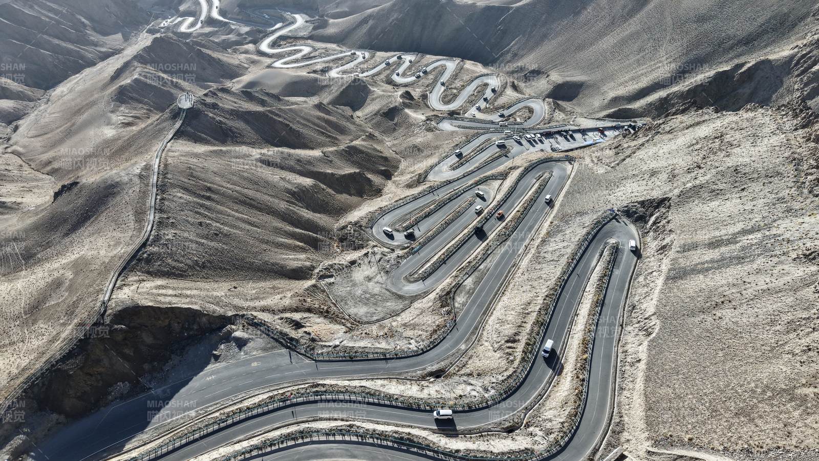 蜿蜒山路穿越荒漠（新疆盘龙公路）