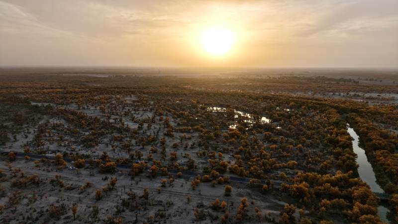 沙漠日落美景（新疆轮台）
