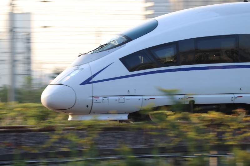 高速列车疾驰而过