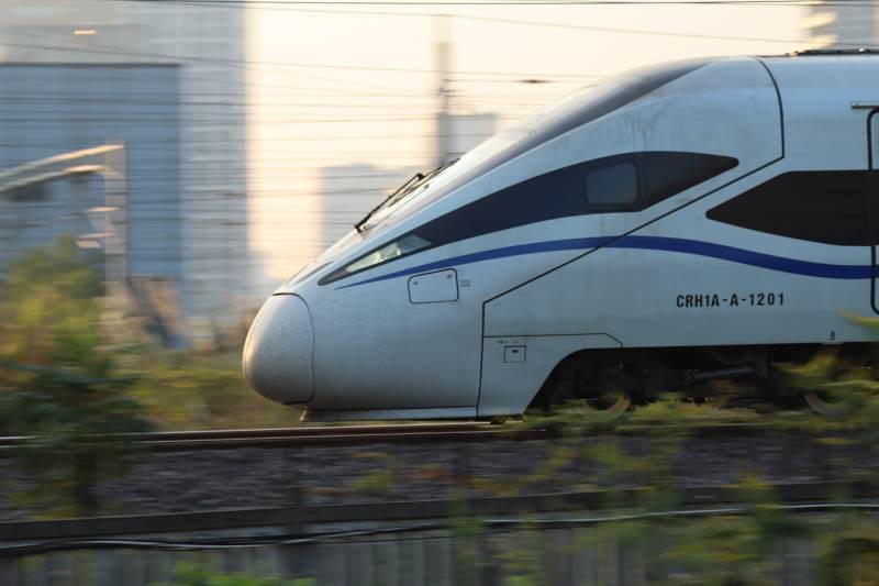 高速列车疾驰而过