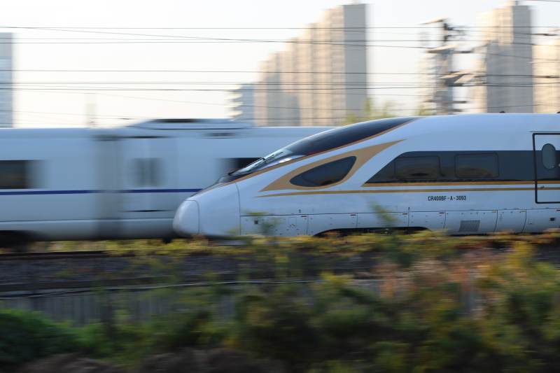 高速列车疾驰而过