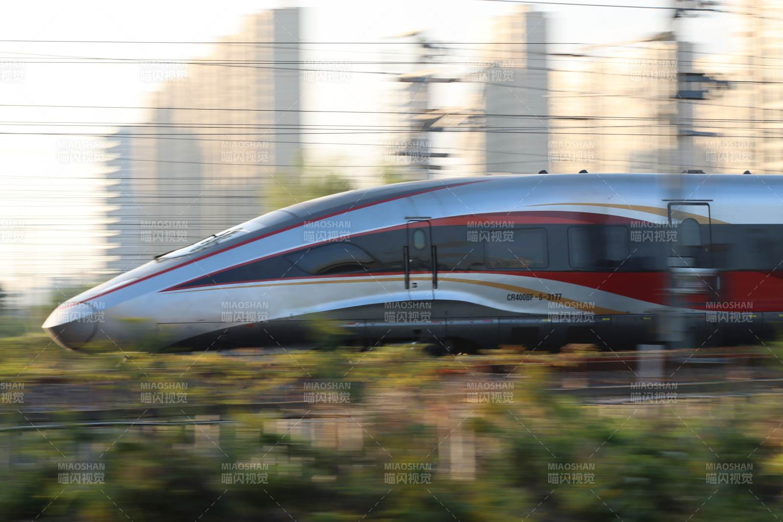 高速列车飞驰而过