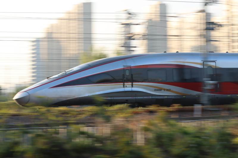 高速列车飞驰而过