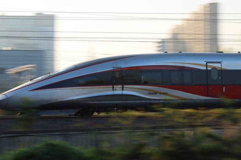 高速列车疾驰而过杭州南站