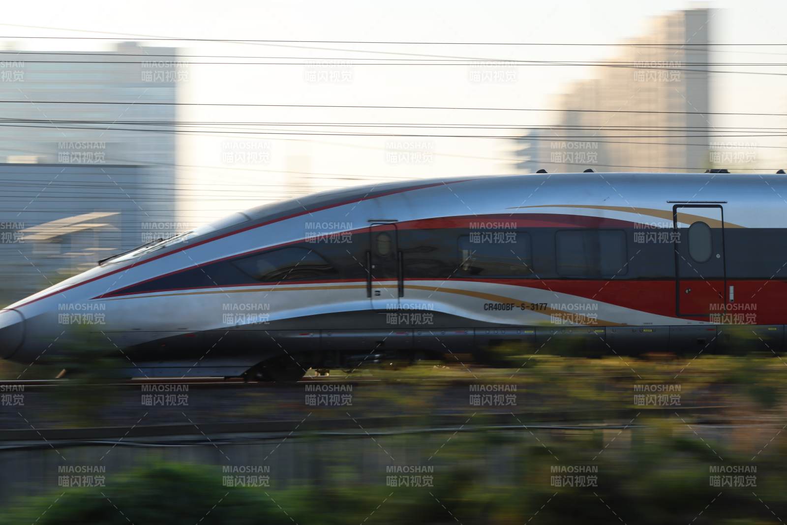 高速列车疾驰而过杭州南站