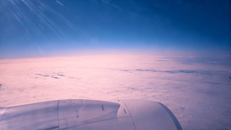 云海之上 翼影翱翔