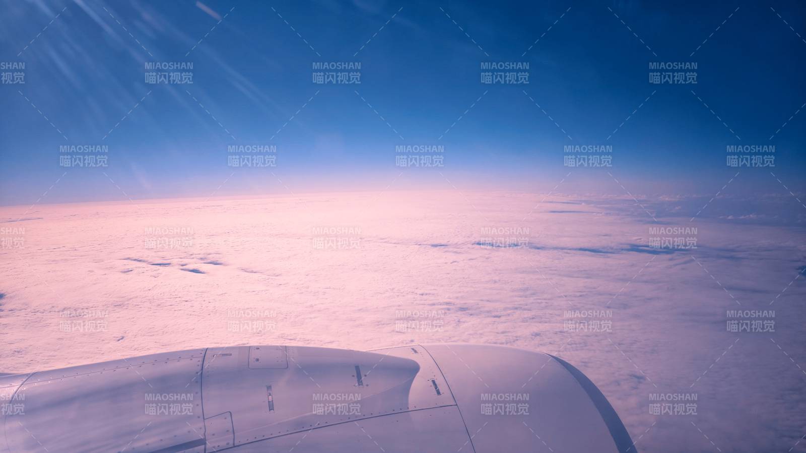 云海之上 翼影翱翔