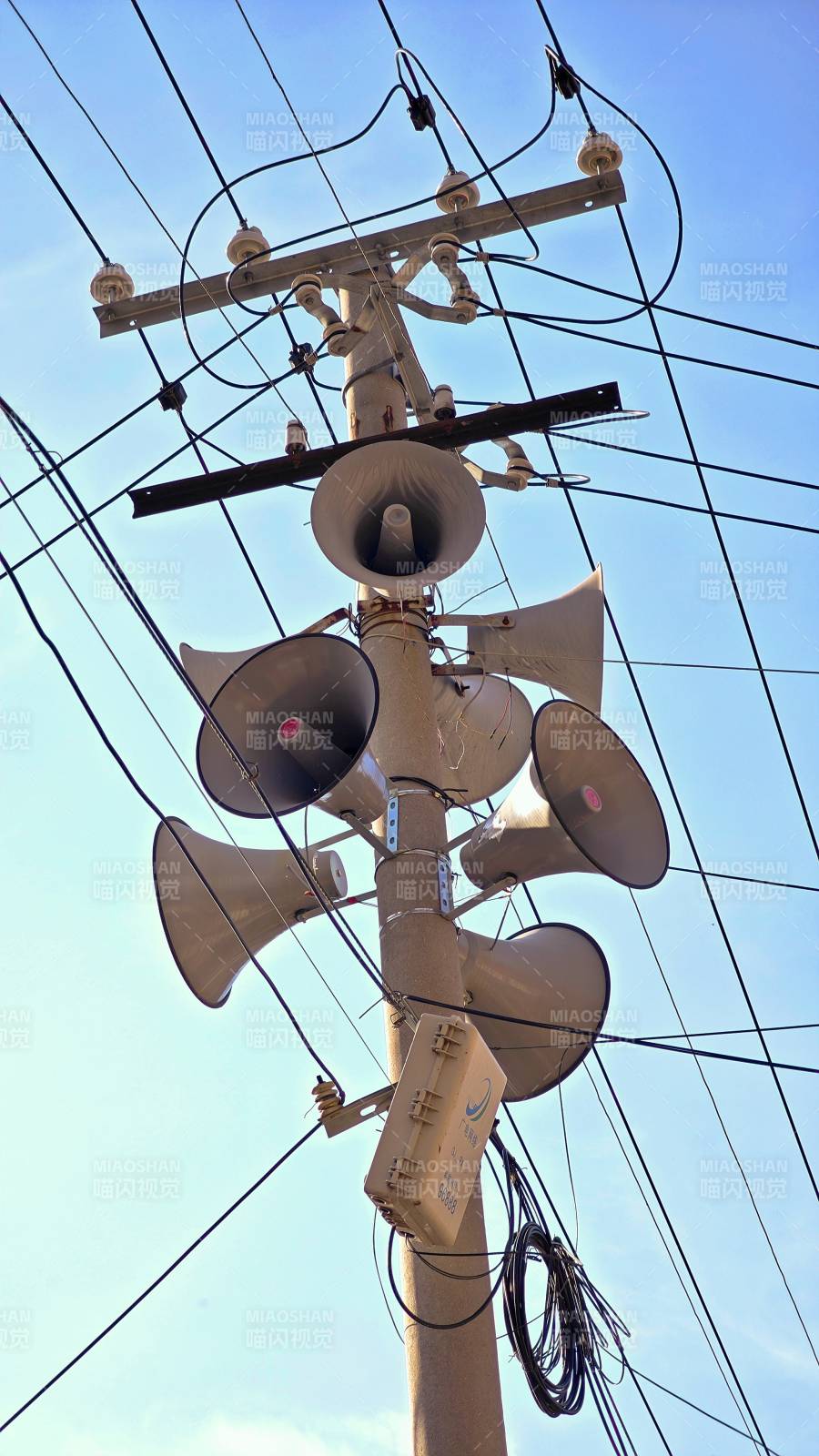 电线杆上的喇叭阵