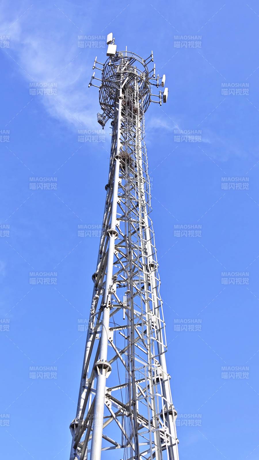 通信塔矗立蓝天