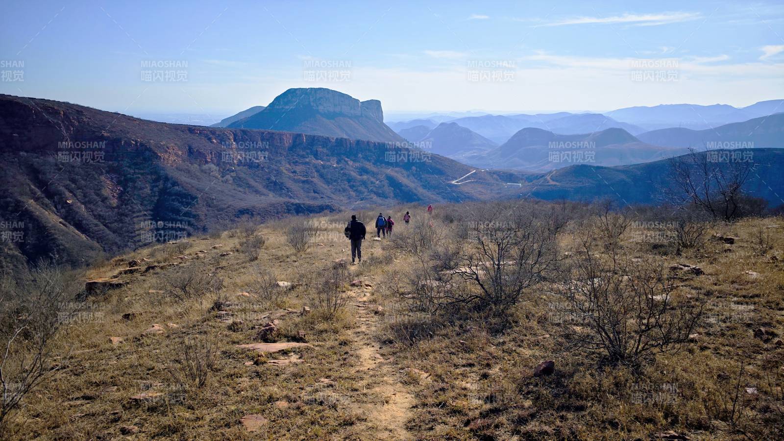在太行山山间徒步远行