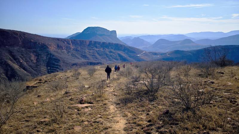 在太行山山间徒步远行