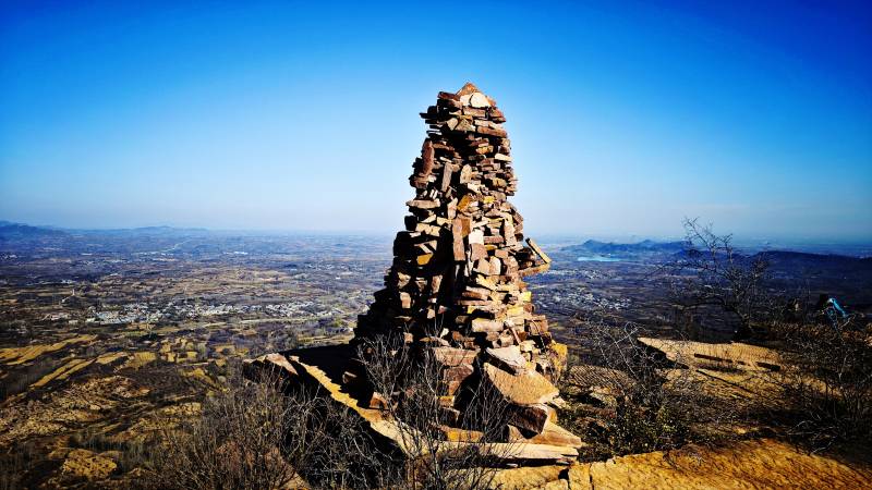 山间顶峰之上的石堆