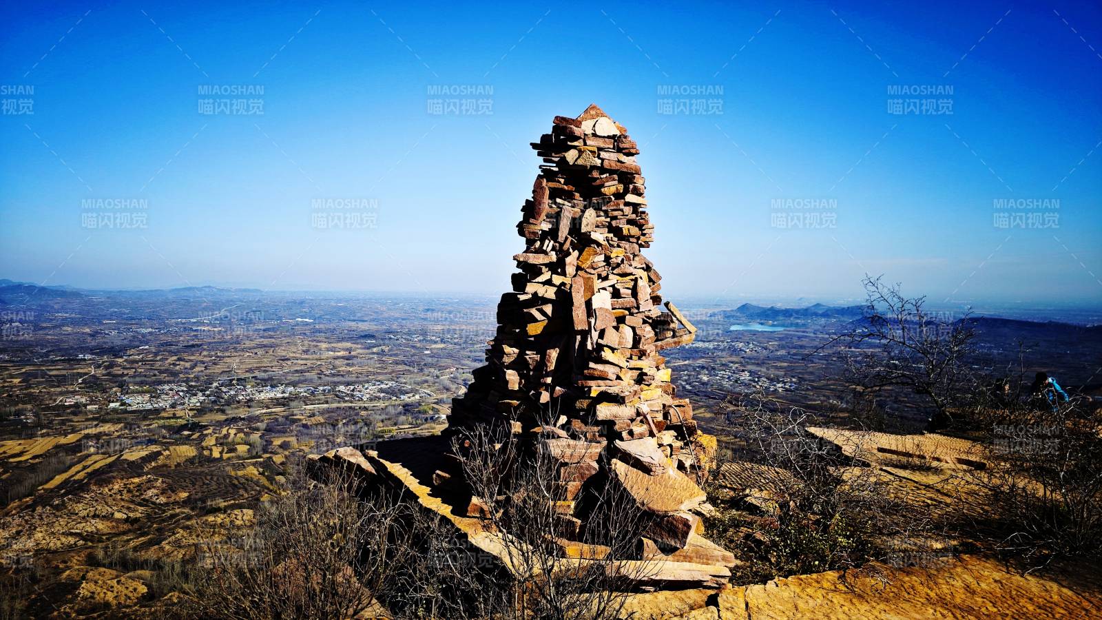 山间顶峰之上的石堆