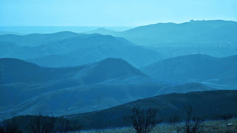 河北太行山壮美脉层峦叠嶂 蓝调山景