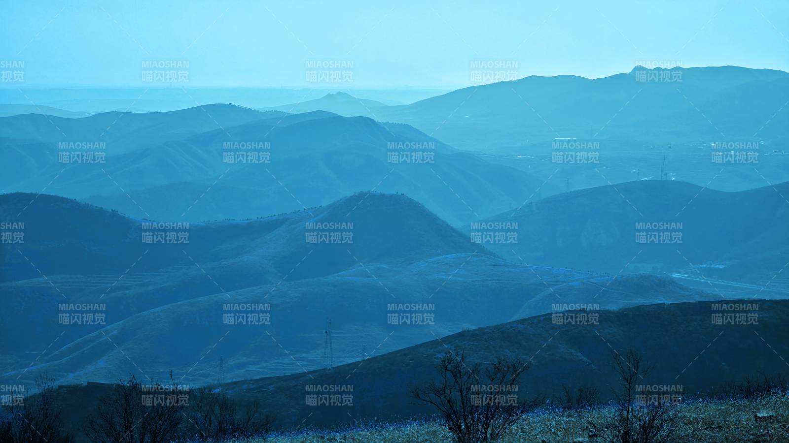河北太行山壮美脉层峦叠嶂 蓝调山景
