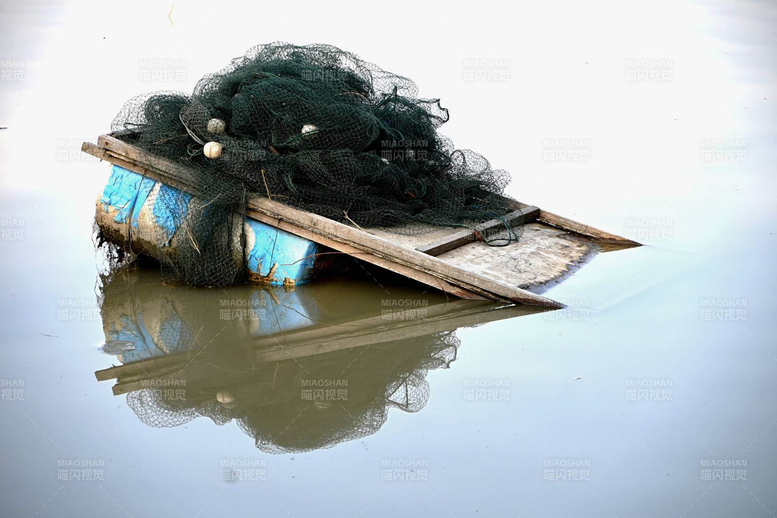 渔网漂浮水面