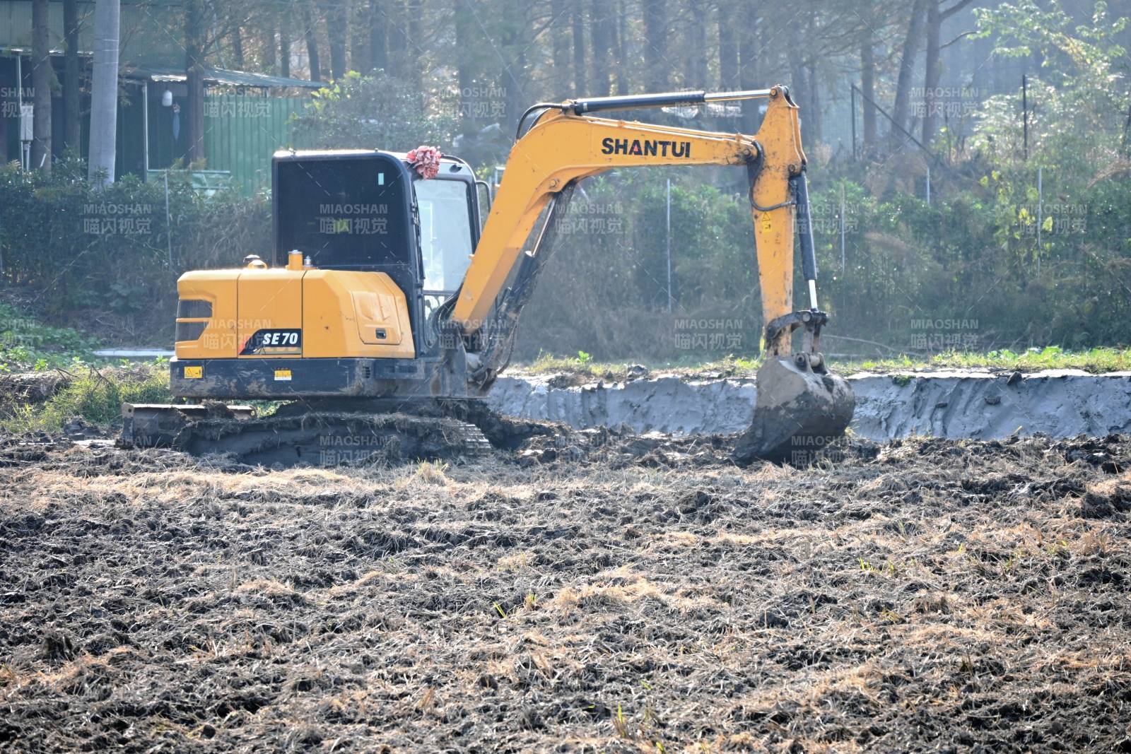 山推挖掘机作业中