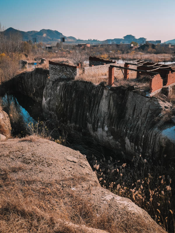 荒废的河岸遗址