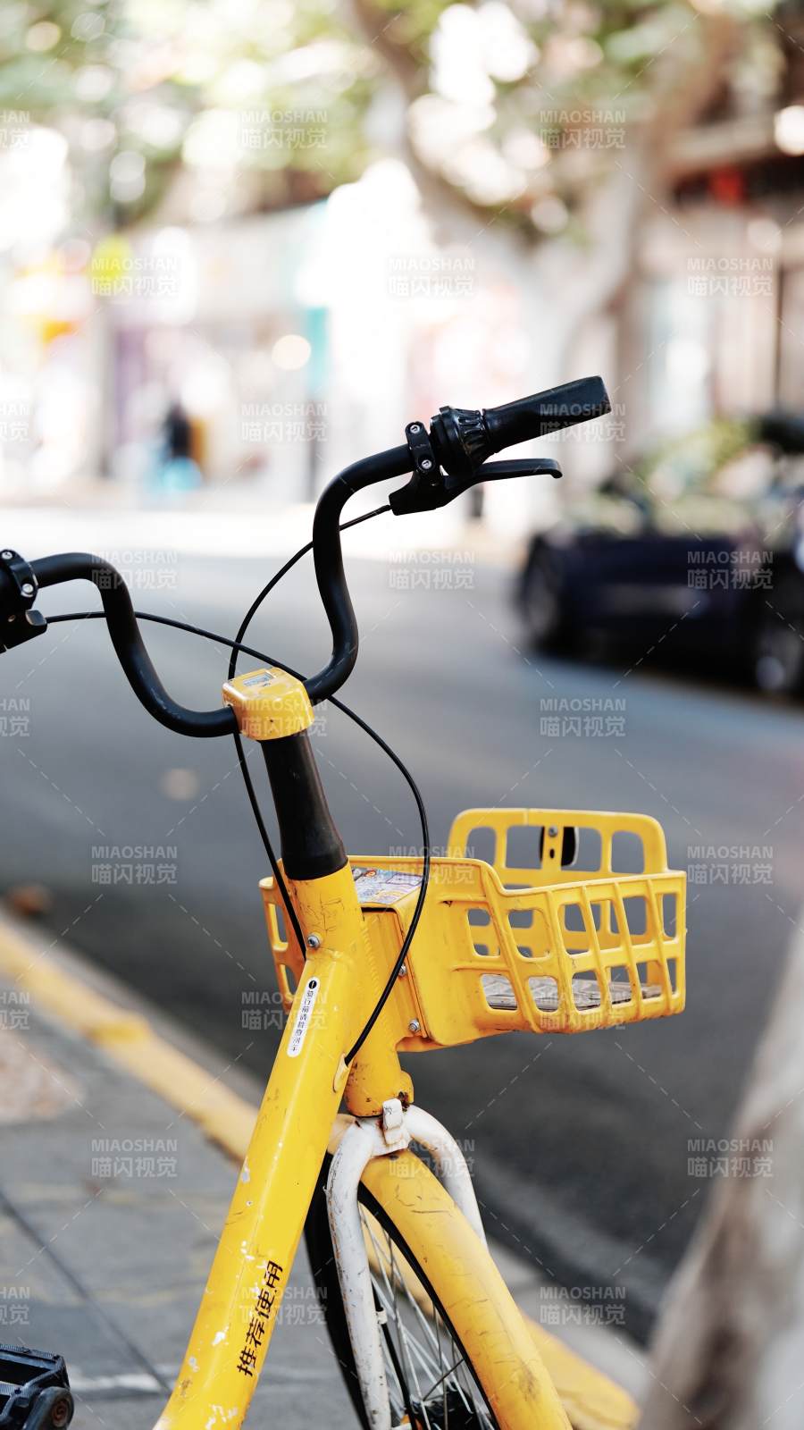 黄色共享单车街景