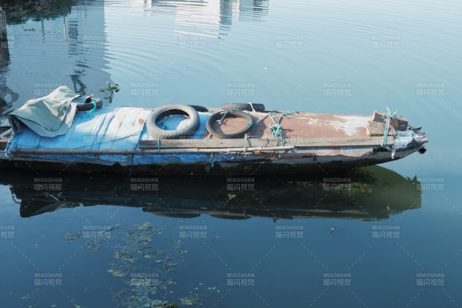 水上漂浮的旧船