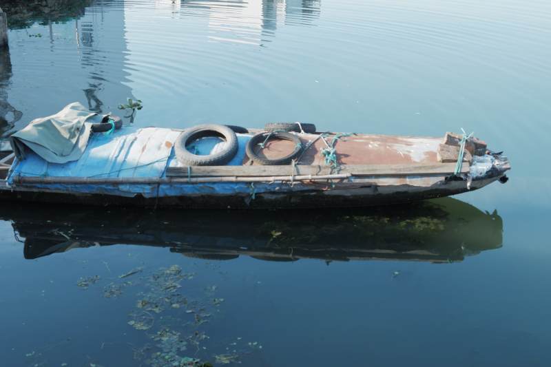 水上漂浮的旧船