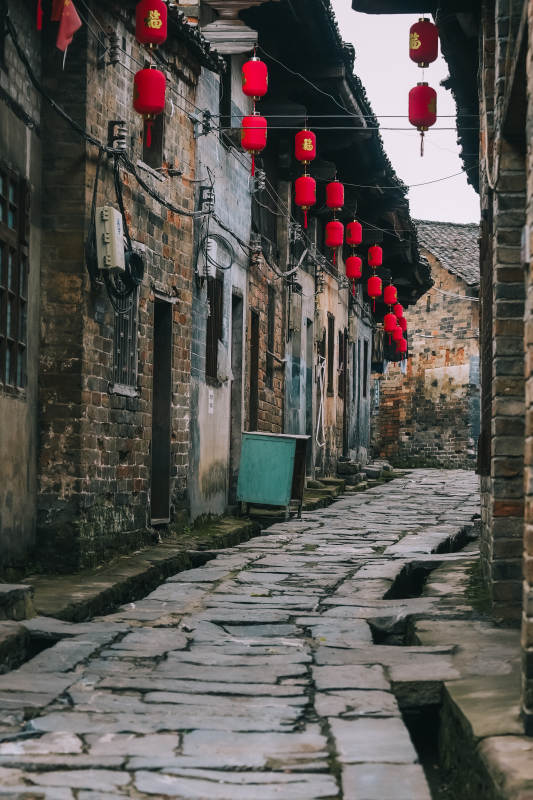 古巷红灯映旧墙