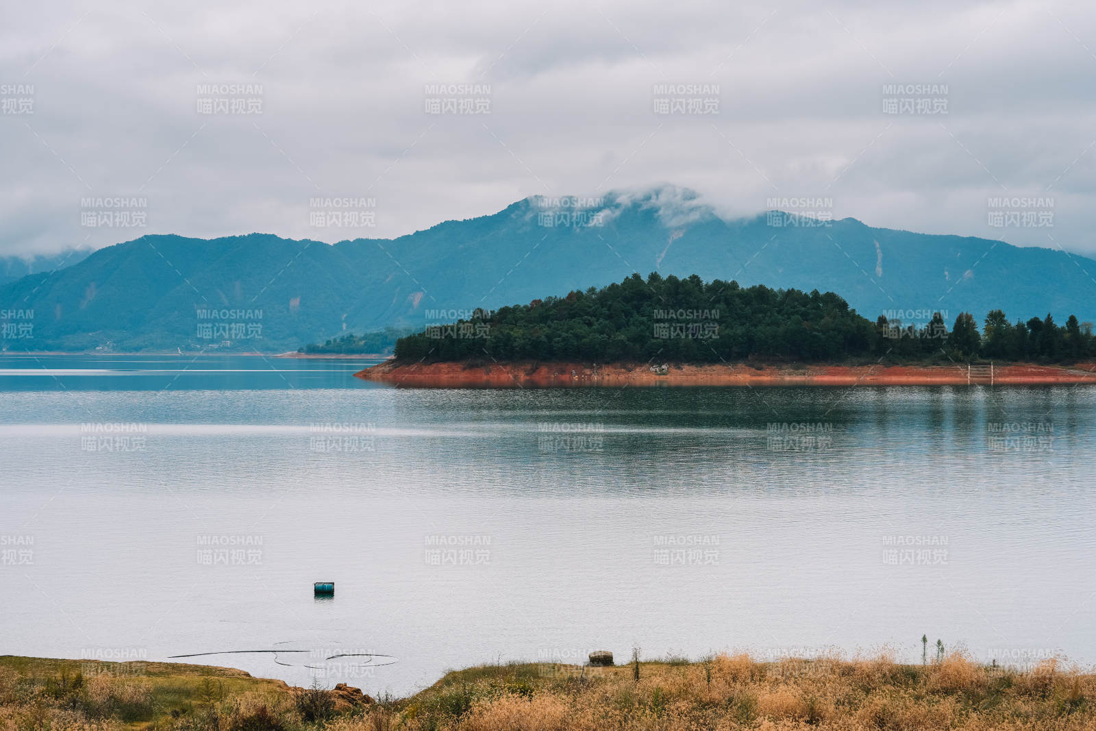 湖光山色静谧美