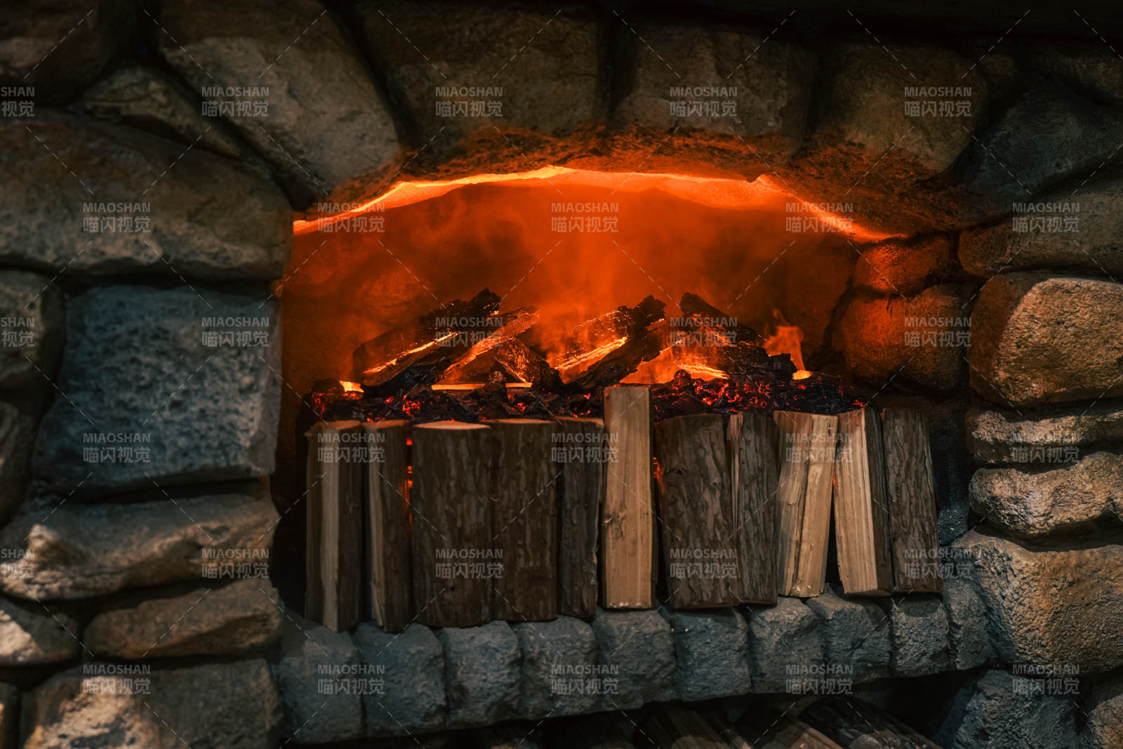 石炉燃木火光