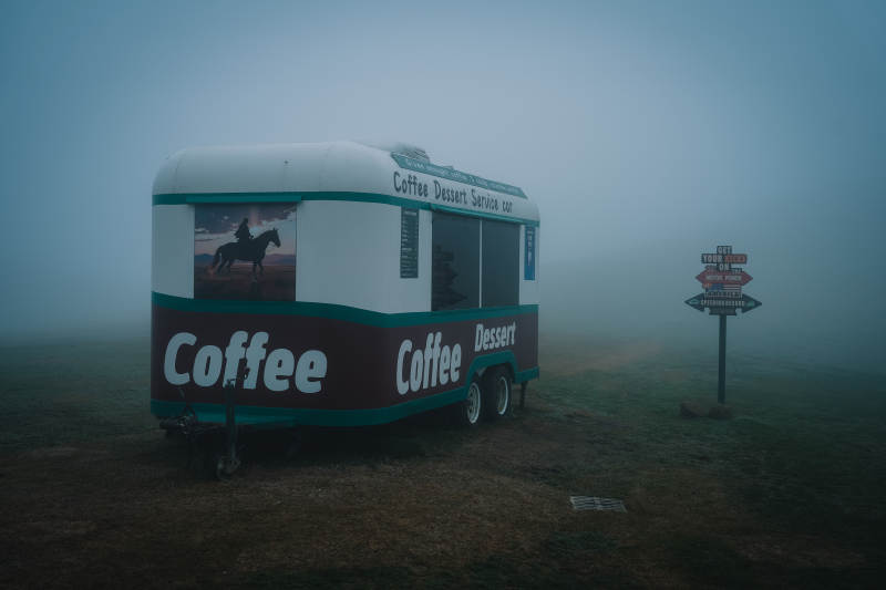 雾中咖啡车