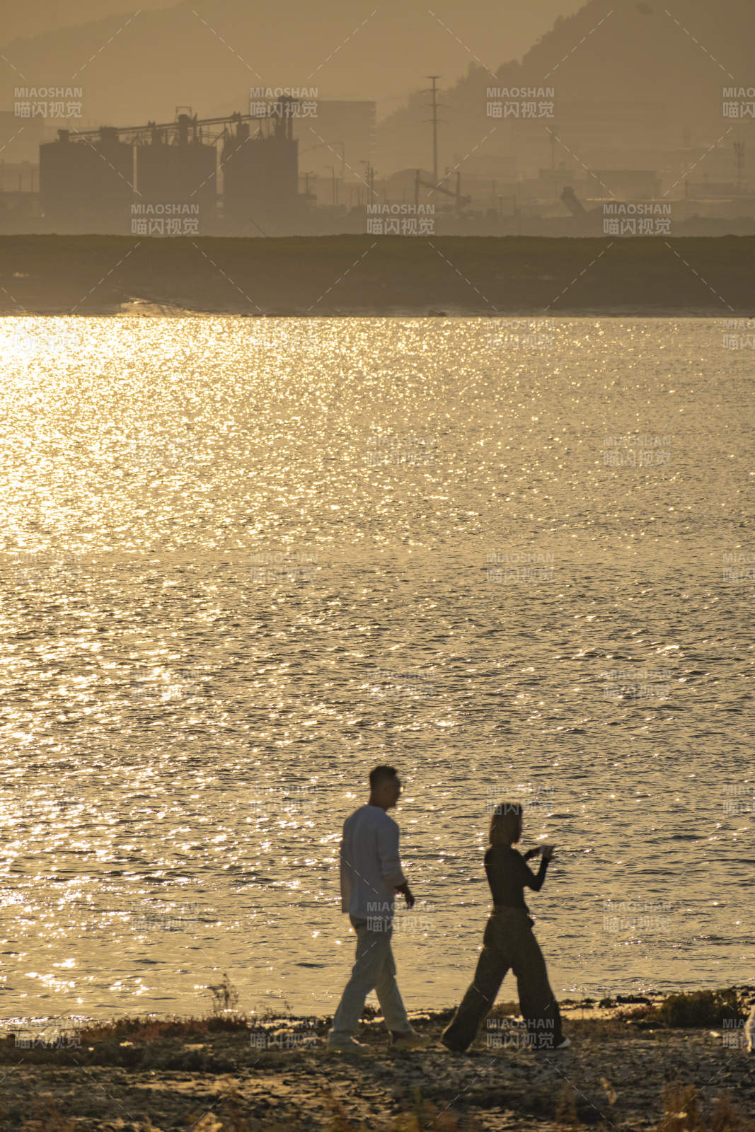 夕阳下的湖畔散步