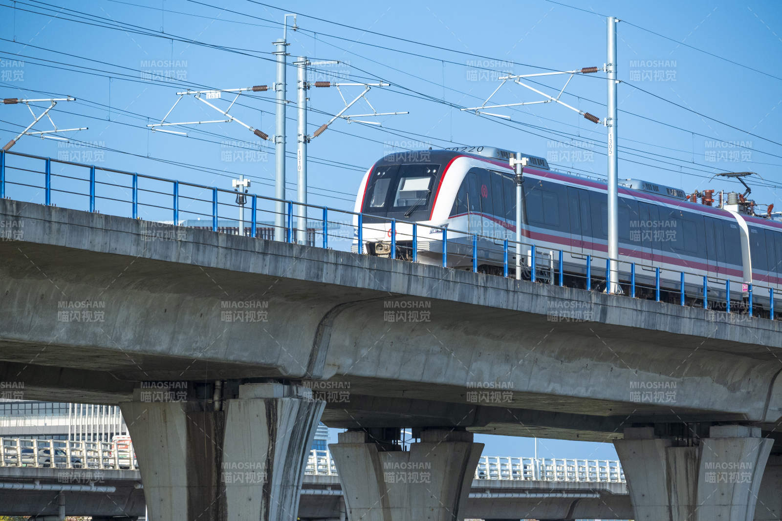 高架列车飞驰而过