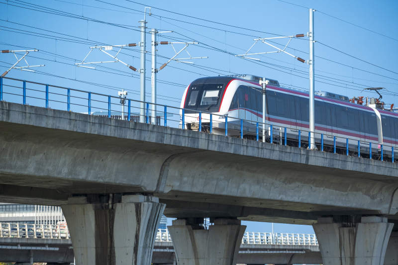 高架列车飞驰而过