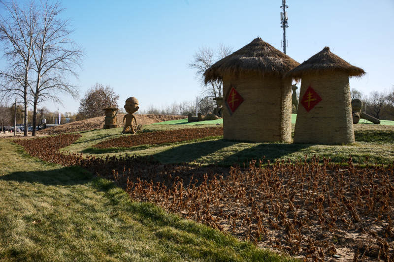 北京海淀稻香花海—稻草屋与雕塑园景