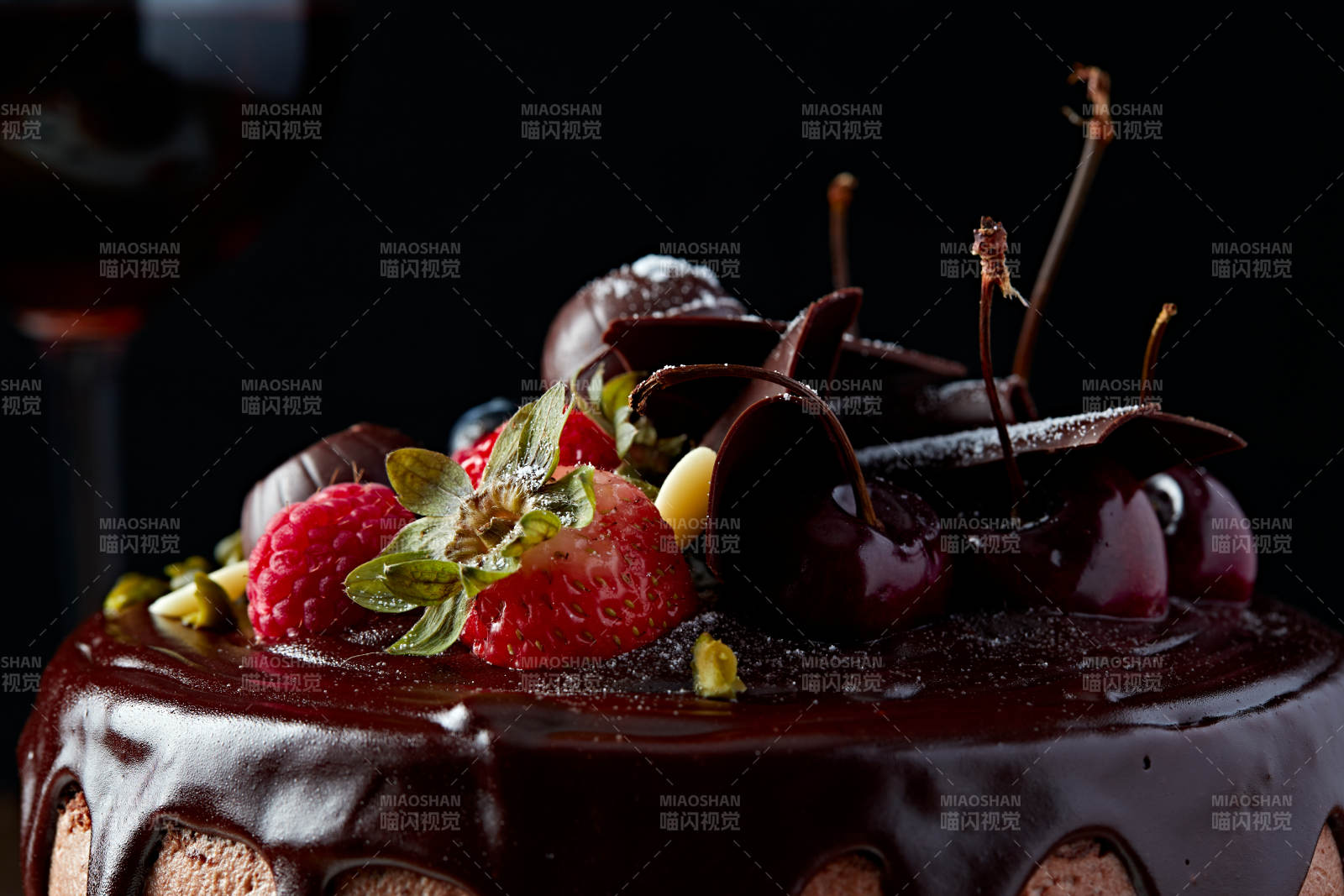 蓝莓草莓车厘子巧克力鲜奶慕斯生日蛋糕-摄影图