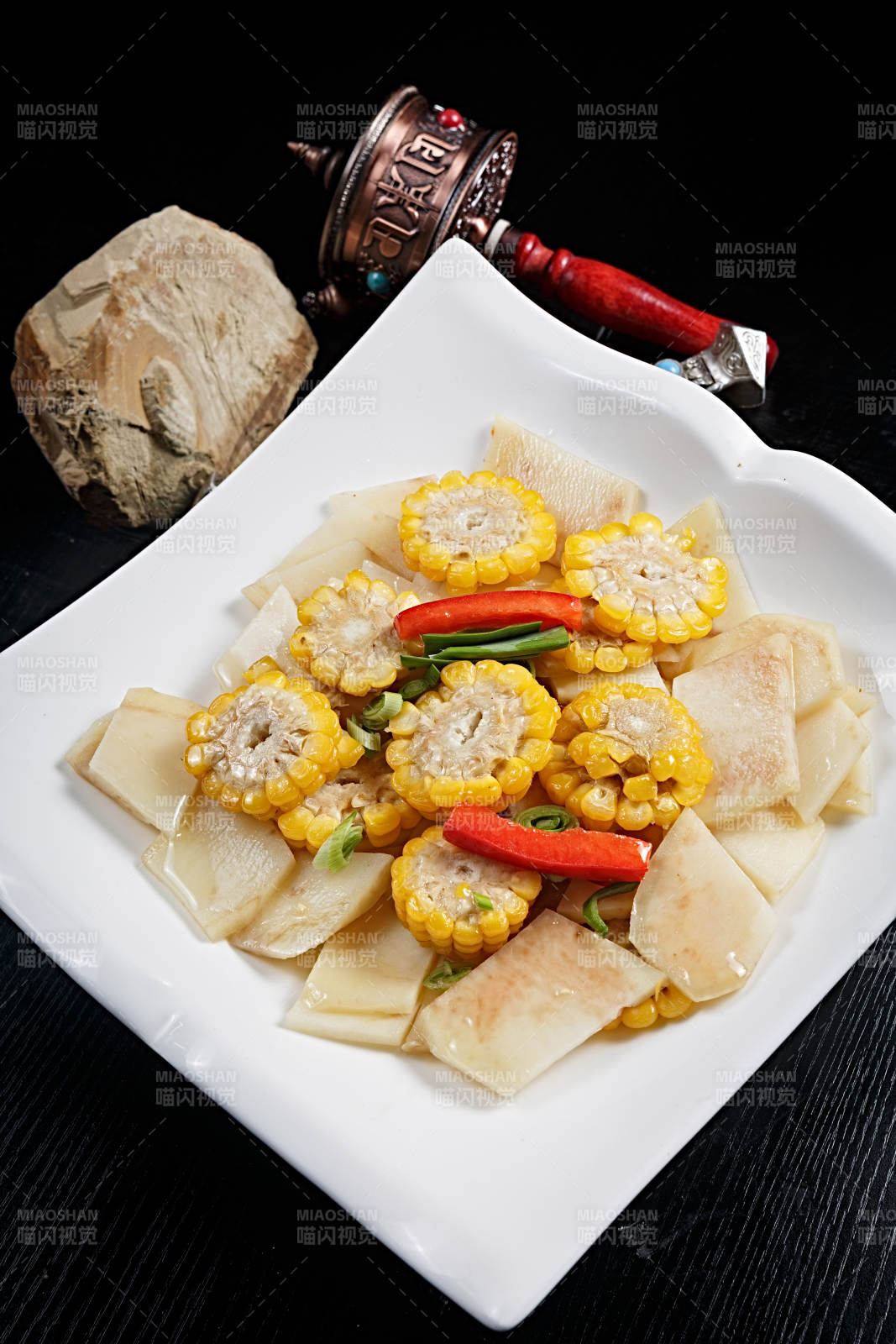 農家土豆燉玉米