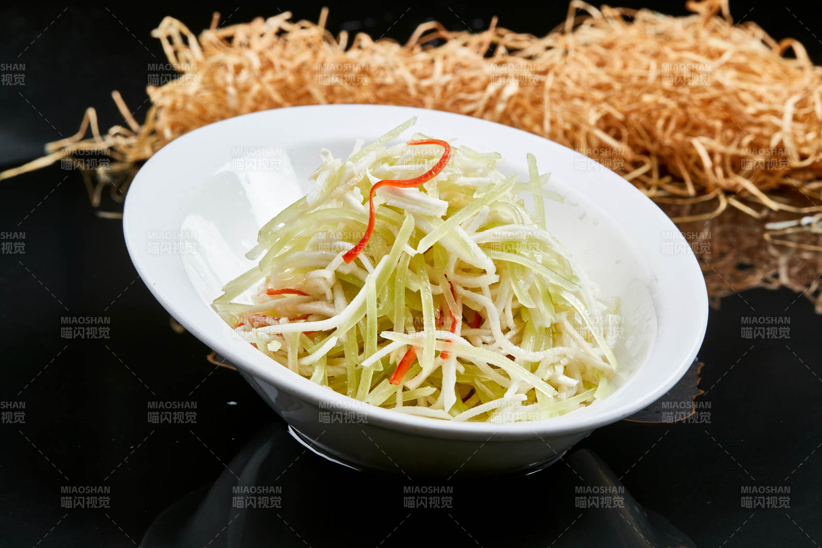 白色瓷盘装的巧拌双丝西芹丝土豆丝