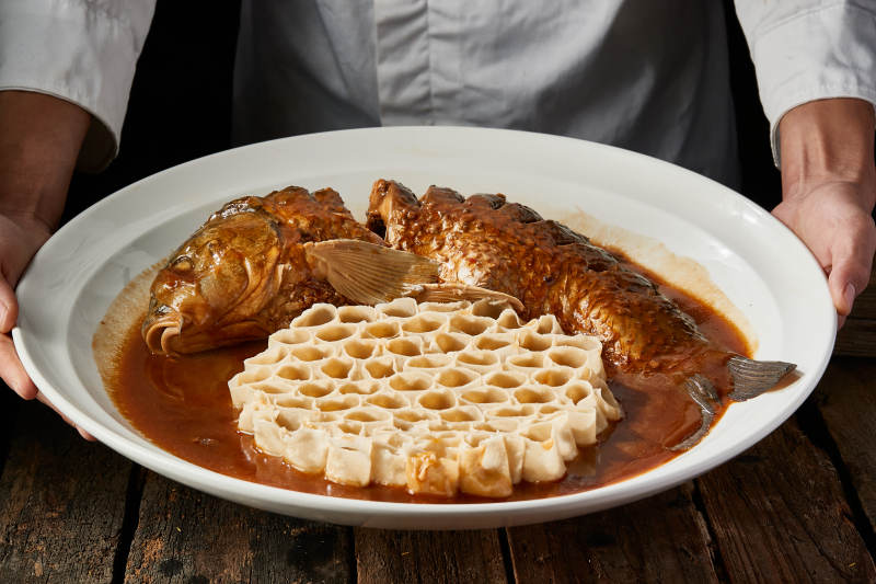 黄焖野生大鲤鱼盖农家莜面窝窝