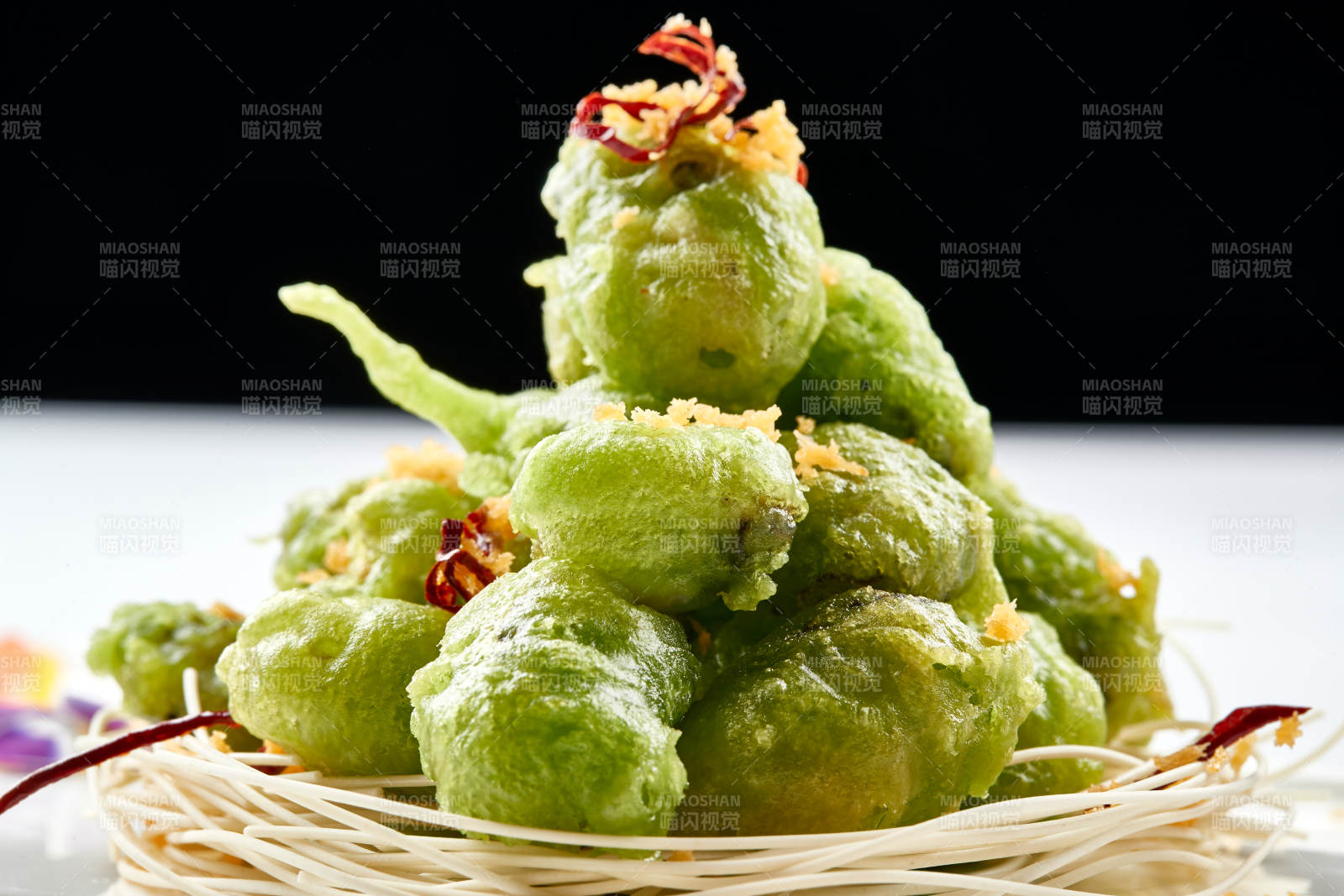 白色瓷盤裝的菠菜汁耗肉天婦羅