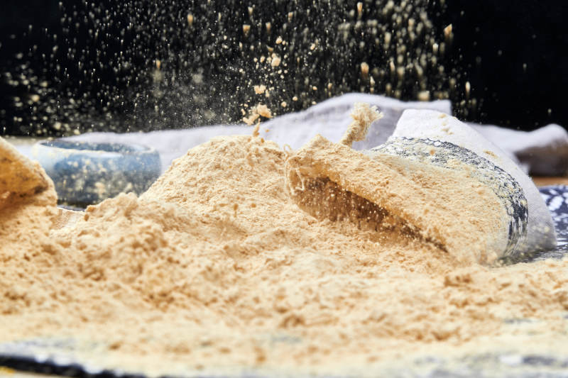 双手揉搓捧起的糊糊面豆糊面