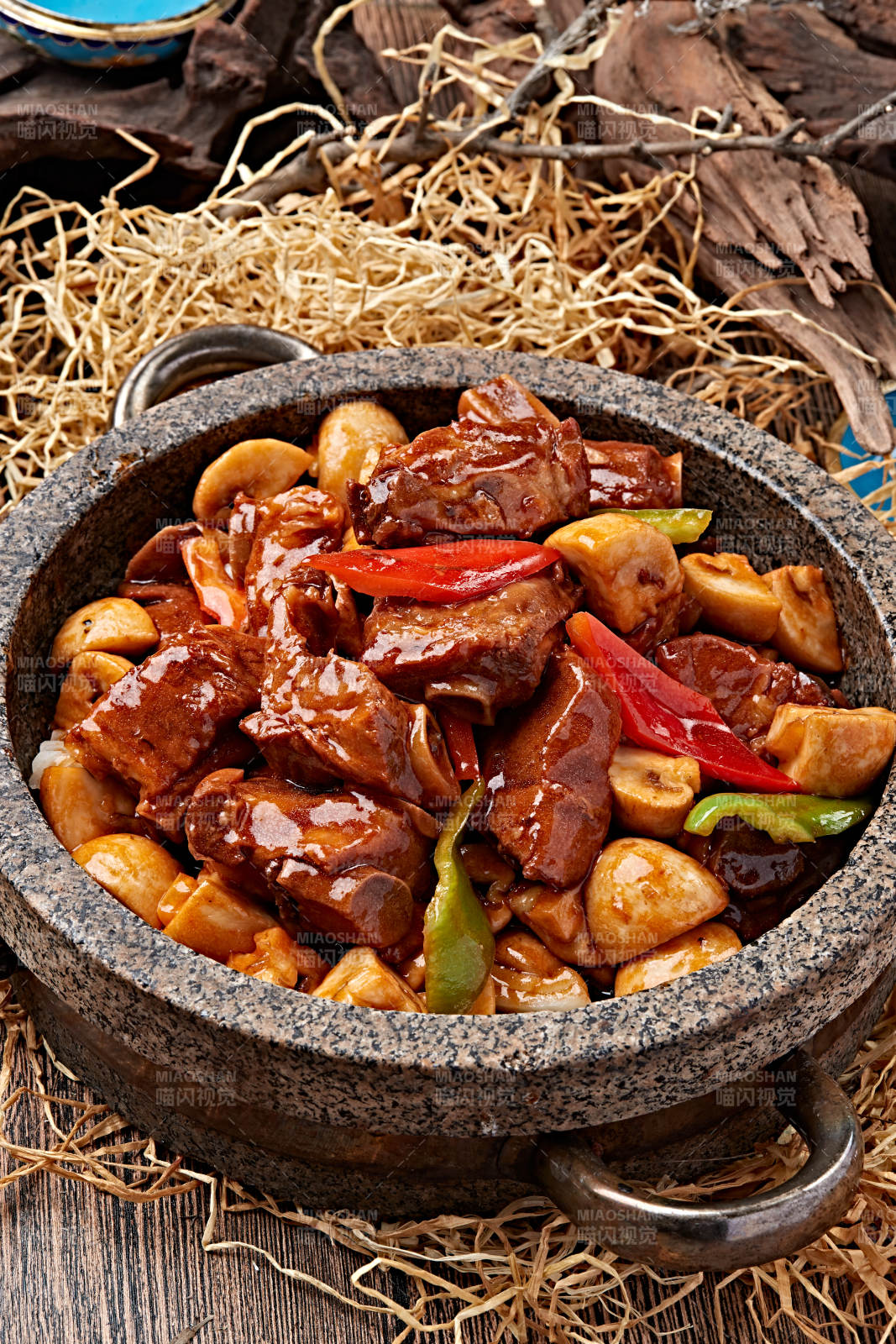 石锅红焖口蘑猪小排-摄影图
