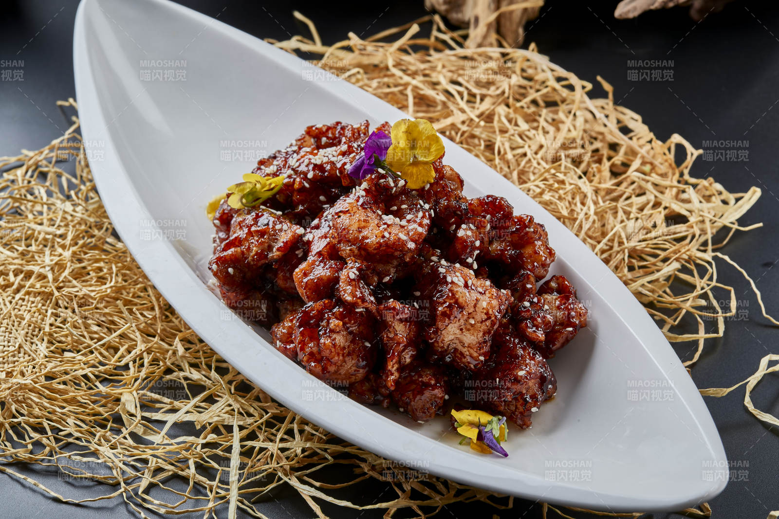 黑色背景上的酱爆鸡里蹦