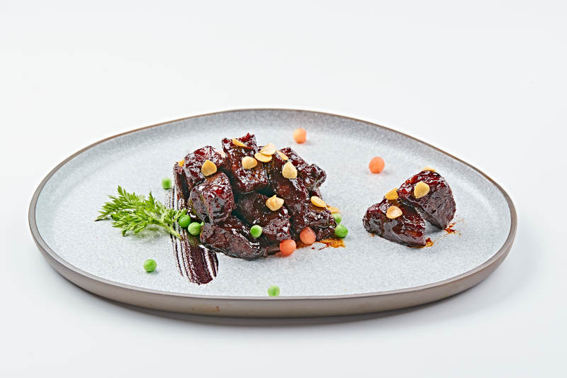 青色瓷盘装的XO酱香和牛粒